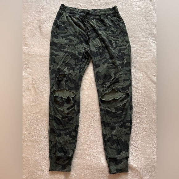 Express One Eleven Camo Ripped Terry Joggers - Picture 4 of 14